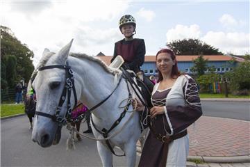 Janine Gründler, Sohn Mattes und Pferd Kaspa lassen mit ihren Outfits die Zeit w...