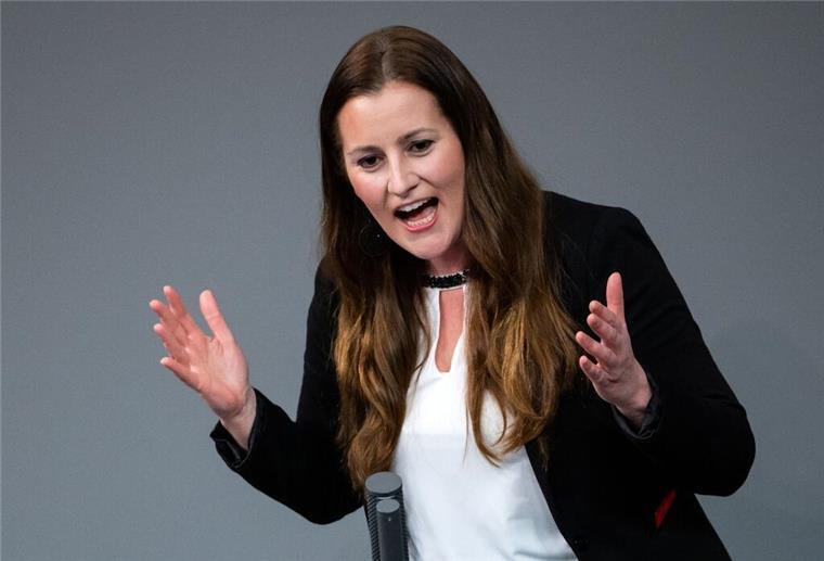 Janine Wissler, Bundesvorsitzende der Partei Die Linke, spricht bei der Plenarsitzung im Deutschen Bundestag.