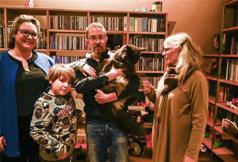 Janna Weißgerber (links), Sohn Emil und Mutter Marleen sorgen sich mit Jörn Rogge um die Katzen von Stemmen.
