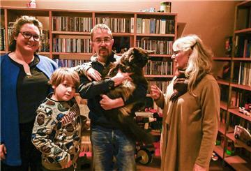 Janna Weißgerber (links), Sohn Emil und Mutter Marleen sorgen sich mit Jörn Rogge um die Katzen von Stemmen.