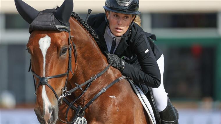 Meyer-Zimmermann verpasst Sieg beim Super Grand Prix Janne Friederike Meyer-Zimmermann und Messi landeten in Saudi-Arabien auf Platz sieben.