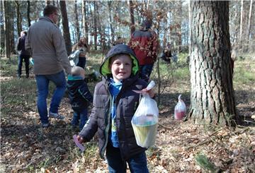 Das Foto zeigt Kinder bei der Ostereiersuche im Osterhasenwald. 