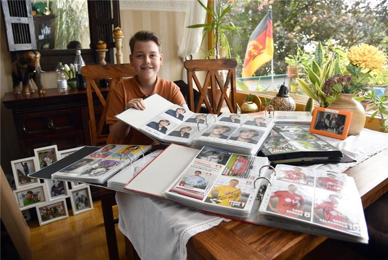 Jannes Hanske mit seinen gesammelten Werken: Angela Merkel schickt ihm seit der ersten Anfrage wöchentlich Autogrammkarten, das Parteibuch oder Portraitbilder im DIN A3-Format. Jannes nimmt´s mit Humor und nennt sie "meine spezielle Freundin."
