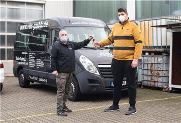 Jannik Könecke ist 2,24 Meter groß und einer der größten Deutschen. Damit der 20-jährige seinen Führerschein machen konnte, wurde eigens ein Transporter für ihn umgebaut. 