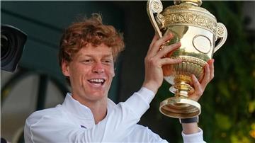 Jannik Sinner aus Italien hat zum ersten Mal das berühmteste Tennisturnier der Welt gewonnen: Wimbledon.