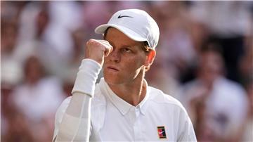 Jannik Sinner feiert seinen ersten Wimbledon-Triumph.