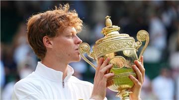 Jannik Sinner feiert seinen ersten Wimbledon-Triumph.
