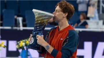 Jannik Sinner gewinnt sein fünftes Turnier in diesem Jahr.