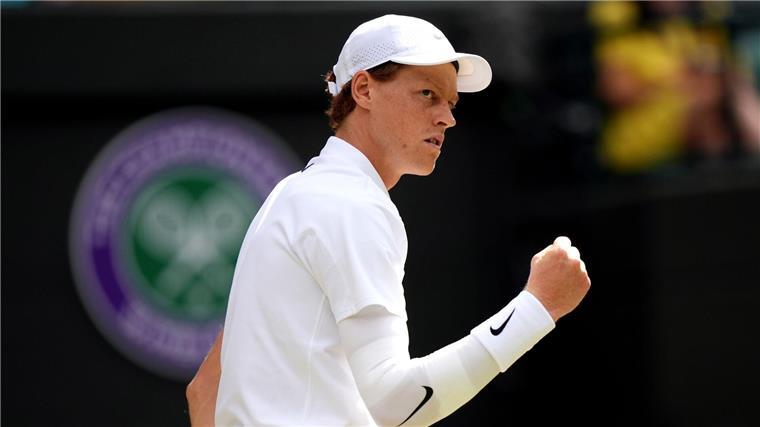 Traum-Halbfinale in Wimbledon: Sinner trifft auf Djokovic Jannik Sinner gewinnt trotz Problemen am Ellenbogen.