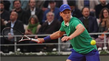 Jannik Sinner hat sein Auftaktspiel bei den French Open ohne große Mühe gewonnen.