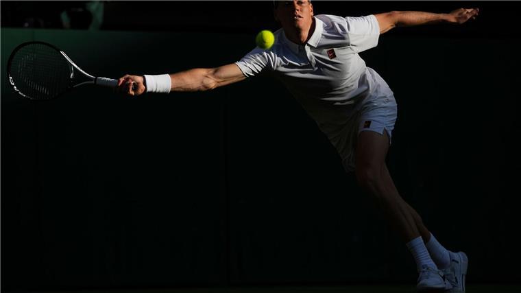 Verletzungsdrama: Sinner in Wimbledon nach Aufgabe weiter Jannik Sinner kommt in Wimbledon weiter.