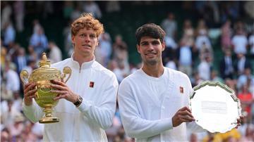 Jannik Sinner (l) entthront Carlos Alcaraz in Wimbledon. 