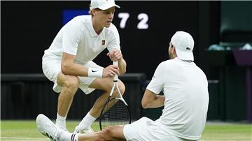 Jannik Sinner (l) kümmert sich um Grigor Dimitrow.