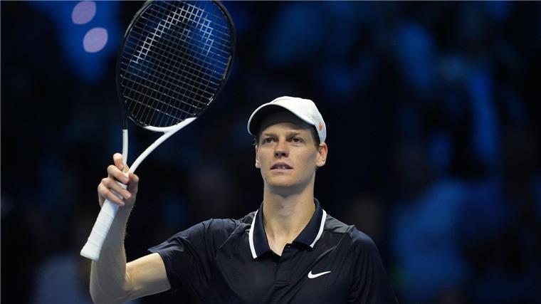 „Du bist ein König“ - Sinner begeistert bei Heim-Auftritt Jannik Sinner strebt ein Jahr nach seinem verlorenen Endspiel seinen ersten Titel bei den ATP Finals an.