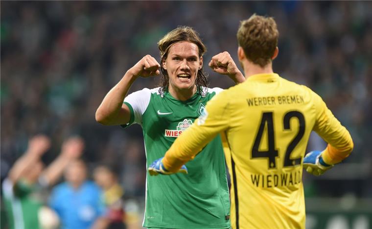 Jannik Vestergaard (links) und Felix Wiedwald freuen sich über Werders 6:2-Sieg gegen den VfB Stuttgart. Foto Jaspersen/dpa