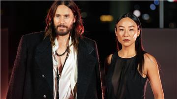 Jared Leto (links) ist im Film Ares, ein Programm, das als KI-Soldat in die reale Welt eintritt - hier ist er bei einem Fototermin mit Kollegin Greta Lee in Berlin zu sehen. (Archivbild)