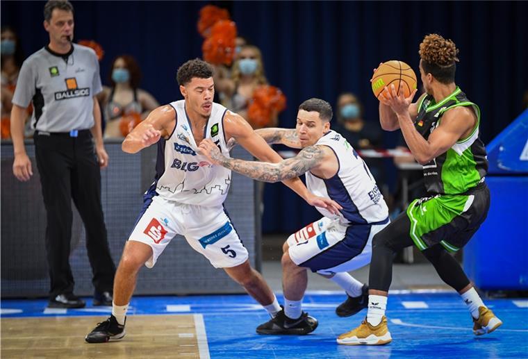 Jarelle Reischel (links) und Konstantin Konga (Mitte) kehren in den Eisbären-Kader zurück.