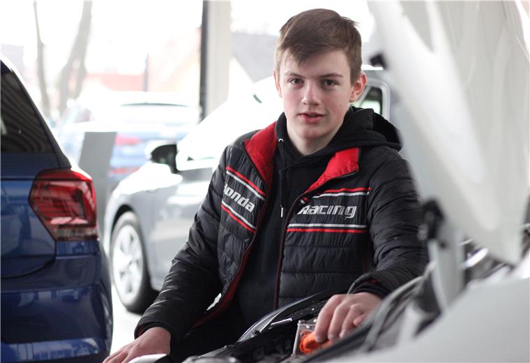 Auto ist stromlos, sobald es kracht Jarno Behling läuft noch auf frischen Pfaden: Zusammen mit seiner Kollegin Doreen Willruth absolviert der 16-Jährige als einer der ersten im Autohaus Warncke in Tarmstedt eine Ausbildung zum Kfz-Mechatroniker mit Schwerpunkt Hochvolt- und Systemtechnik.