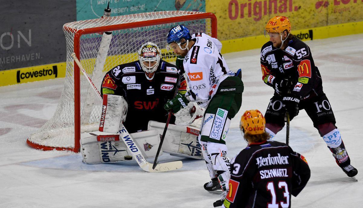 Schwaches Mitteldrittel bringt die Pinguins in Wolfsburg um die Punkte Jaroslav Hübl durfte auch im Nordderby das Pinguins-Tor hüten. Die Niederlage konnte der Goalie jedoch nicht verhindern.