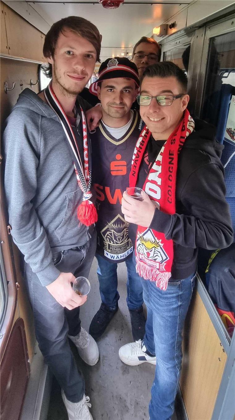 Jascha, Michael, Jonas und Julian klappern die Abteile ab.