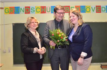 Jasmin Claassen-Braun aus Hahnenknoop (rechts) ist die neue Leiterin der Grundschule in Bexhövede. 19 Monate,  nachdem ihre langjährige Vorgängerin Juliane Meinefeld (links) in Pension gegangen war, ernannte Regierungsschuldirektor Manfred Kück (Mitte) die neue Rektorin.  Foto Schmonsees