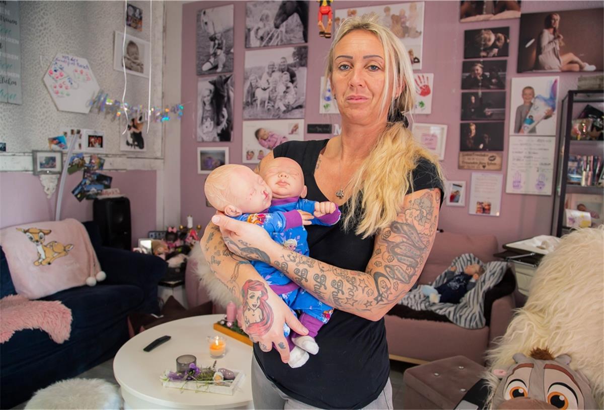 Jasmin Karl (41) aus Loxstedt hat fünf eigene Kinder, ein Pflegekind und zusammen mit ihrer Tochter Finja (11) stellt sie Reborn-Babys her.