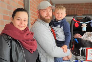 Jasmin Theurer (25), Kristian Grimm (26), Elias (4), Leon (8 Wochen) wollen den Familienbonus erst mal nicht ausgeben.