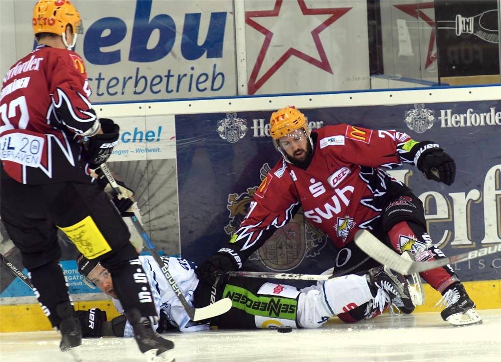 Jason Bast arbeitet sich an der Bande durch.