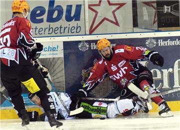 Jason Bast arbeitet sich an der Bande durch.