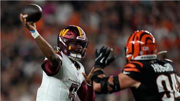 Jayden Daniels (links) machte das beste Spiel seiner jungen Karriere als NFL-Quarterback.