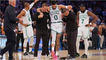 Jayson Tatum konnte beim Verlassen des Spielfeldes sein rechtes Bein nicht belasten. 