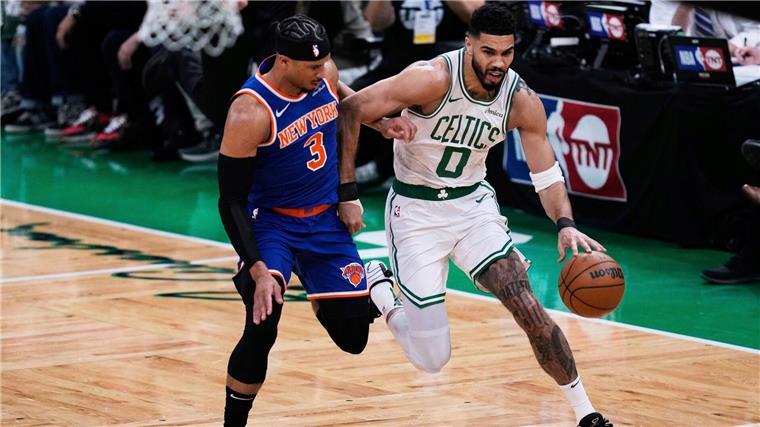 Jayson Tatum und die Celtics verloren unerwartet den Heim-Auftakt in der Serie gegen die Knicks.