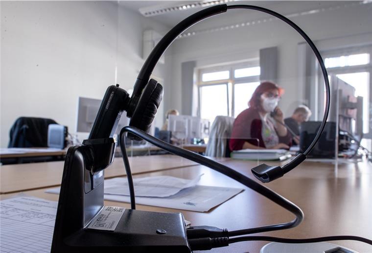 Neue Corona-Regeln am Arbeitsplatz ab Sonntag Eine Telefon-Headset steht an einem Arbeitsplatz im Landratsamt Vorpommern-Greifswald.