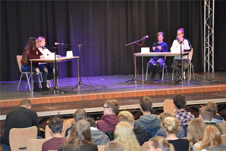 Je vier Kandidaten haben pro Thema auf der Bühne des St.-Viti-Gymnasiums in Zeven ihre Argumente ausgetauscht. Die zwei besten Debattanten kürte am Ende eine vierköpfige Jury.