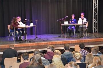 Je vier Kandidaten haben pro Thema auf der Bühne des St.-Viti-Gymnasiums in Zeven ihre Argumente ausgetauscht. Die zwei besten Debattanten kürte am Ende eine vierköpfige Jury.