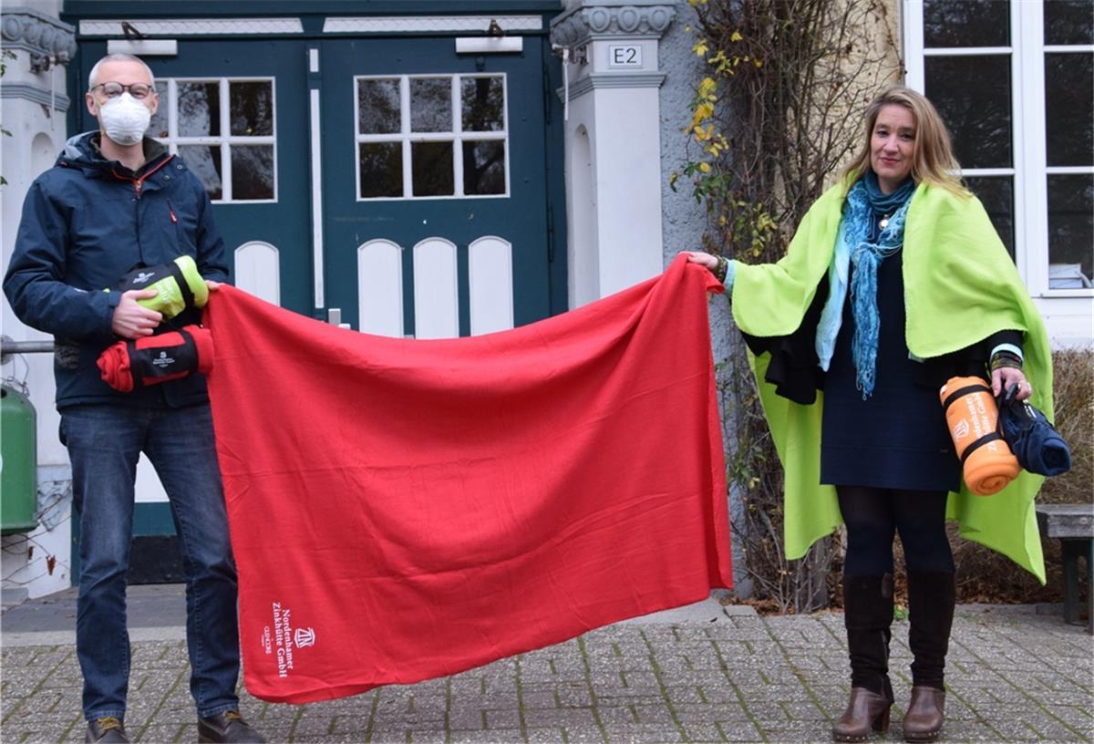 3500 Decken für Schulkinder Jean-Baptiste Bertin von der Zinkhütte brachte am Montag die Fleece-Decken ins Gymnasium. Vera Eckermann von der Schulleitung nahm die Spende dankend entgegen.