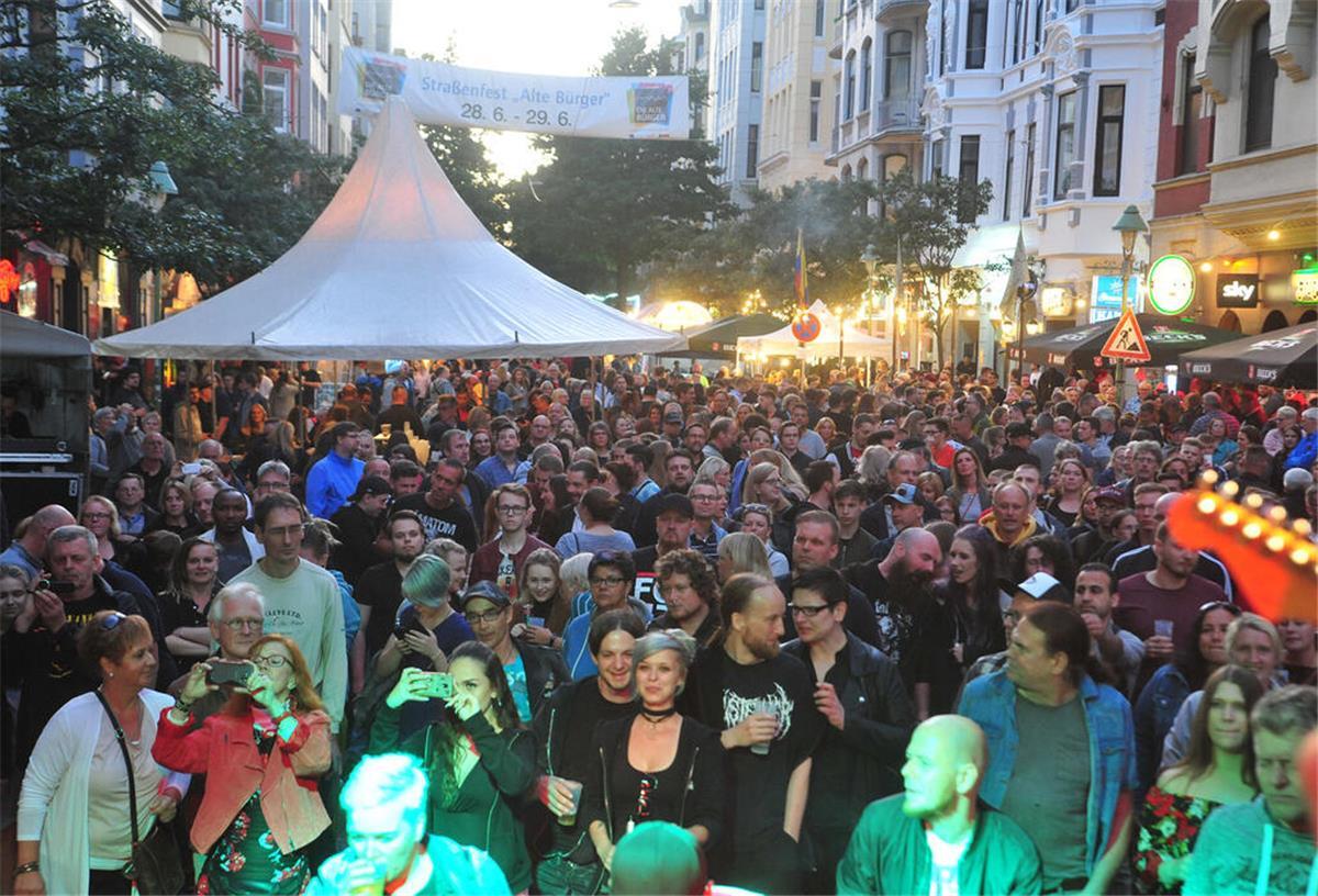 Das erwartet euch beim Straßenfest Alte Bürger Publikum beim Straßenfest Alte Bürger.