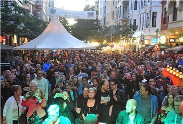 Publikum beim Straßenfest Alte Bürger.