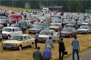 Jede Menge W123er.