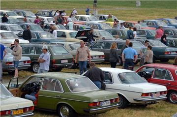 Jede Menge W123er.