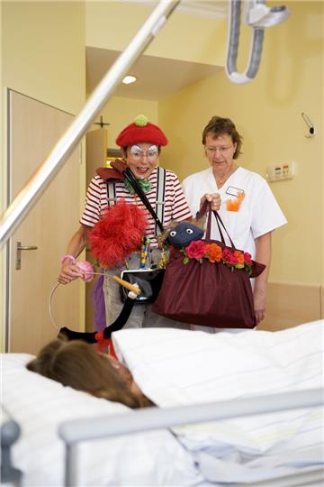 Jeden Dienstag kommt Clownin Knödel alias Jenny Sauerwald zu Besuch auf die Palliativstation. Immer in Absprache auch mit Oberärztin Dr. Corinna Gott  klopft sie an Patiententüren.