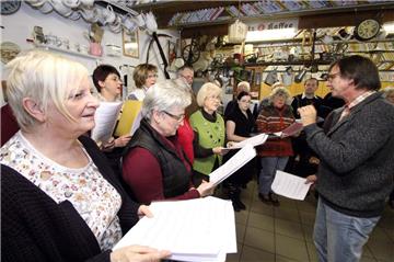 Jeden Mittwoch treffen sich die Sängerinnen und Sänger des neuen Wersabeer Chores im Hofcafé von Margret Meyer, um dort unter Leitung von Detlef Thiele (rechts) einige schöne Stunden mit gemeinsamem Gesang zu verbringen. Foto Baur