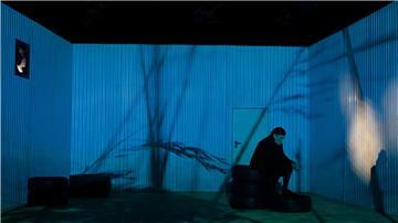 Jeder bleibt in dem Psychothriller „Tom auf dem Lande“ für sich allein. Das gilt auch für die trauernde Mutter (Isabel Zeumer).