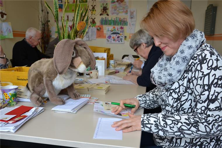 Jeder Brief wird durchgelesen und beantwortet: Sylvia Brandt aus Zeven ist eine von insgesamt zehn Helfern, die Hanni Hase im Osterhasenbüro in Zeven unterstützt.