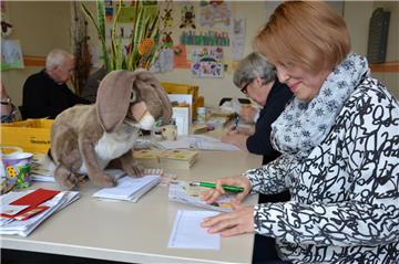 Jeder Brief wird durchgelesen und beantwortet: Sylvia Brandt aus Zeven ist eine von insgesamt zehn Helfern, die Hanni Hase im Osterhasenbüro in Zeven unterstützt.