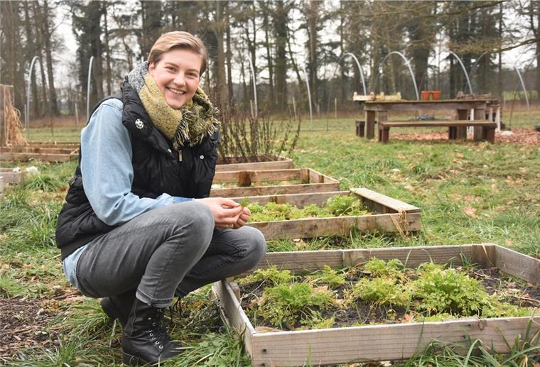 Das Foto zeit Hannah Wedemeyer sitzende vor den Testbeeten. 