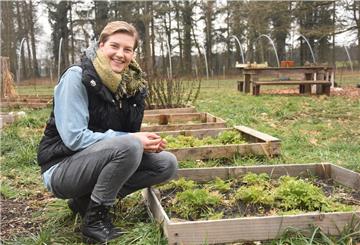 Das Foto zeit Hannah Wedemeyer sitzende vor den Testbeeten. 