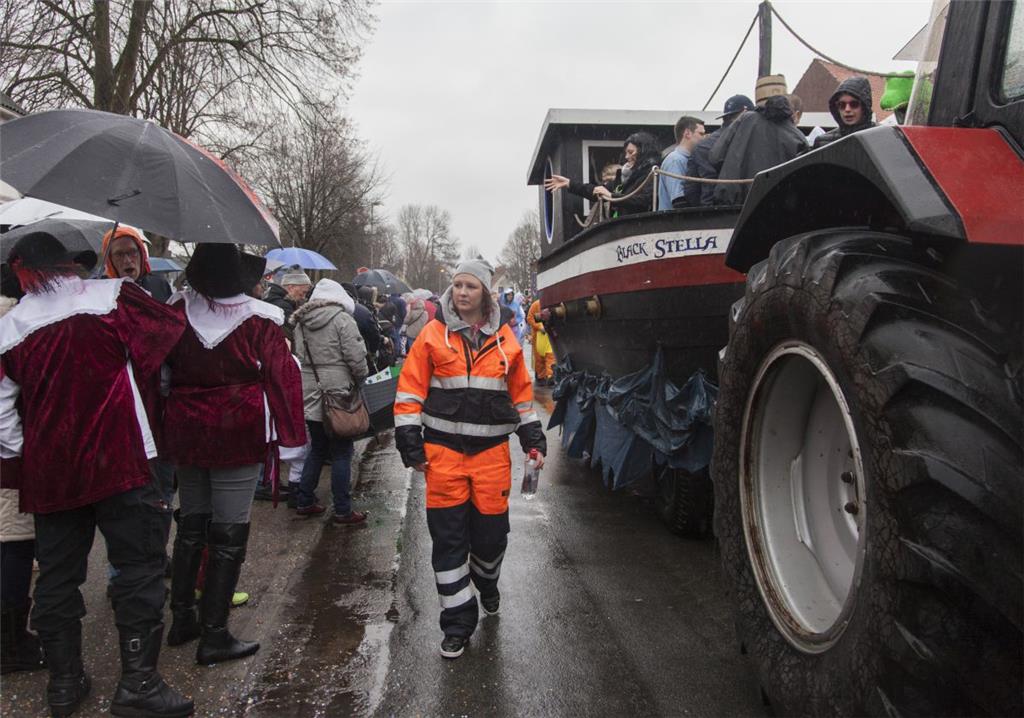 Jeder Festwagen musste beim Umzug in Wehdel von freiwilligen Sicherheitskräften ...
