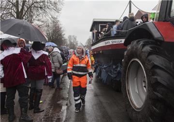 Jeder Festwagen musste beim Umzug in Wehdel von freiwilligen Sicherheitskräften ...