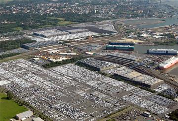 Jeder helle Punkt ein Wagen: Auf dem BLG-Autoterminal parken wieder mehr als 90.000 Fahrzeuge. Die Zahl der Export-Fahrzeuge hat sich gegenüber Mai mehr als verdoppelt.